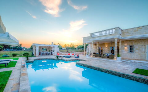 Villa Ofelia: Cloud, Water, Sky, Plant, Building, Daytime, Swimming Pool, Azure, Tree, Body Of Water