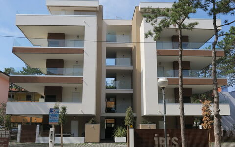 Accommodation:&nbsp;Iris Suite 755.5