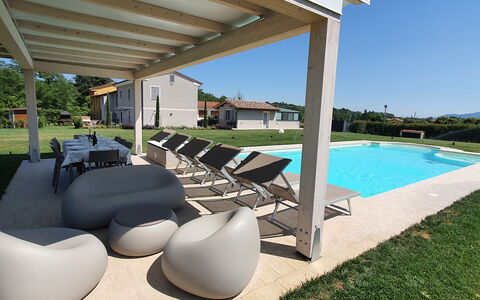 Tenuta Il Giardino Proprietà: Plant, Water, Property, Chair, Shade, Outdoor Furniture, Swimming Pool, Interior Design, Flowerpot, Sky