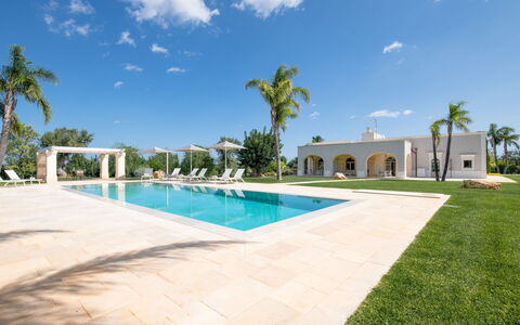 Villa Bellavista: Cloud, Sky, Water, Plant, Building, Swimming Pool, Tree, Shade, Arecales, House