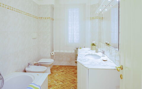 Apartment Fernanda - Levanto: Bathroom Sink, Plumbing Fixture, Tap, Mirror, Sink, Bathroom Cabinet, Bathroom, Interior Design, Shower Rod, Purple