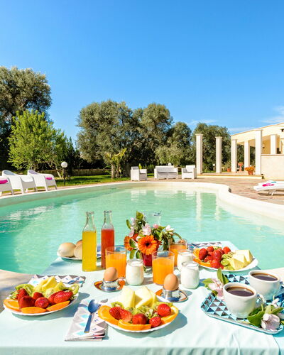 Villa Käthe Con Piscina Privata: Water, Food, Sky, Table, Daytime, Property, Tableware, Plant, Nature, Tree