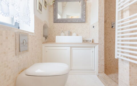 Romeo e Giulietta - Terrazza Vista Mare: Mirror, Furniture, Property, Plumbing Fixture, Wood, Interior Design, Lighting, Rectangle, Beige, Bathroom