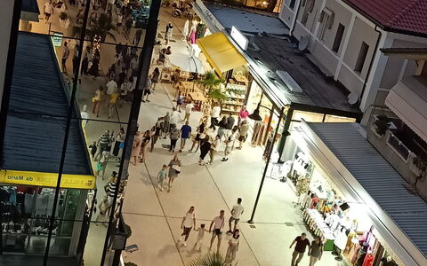 Cattolica Sea Loft: Building, Window, Infrastructure, Urban Design, Neighbourhood, Public Space, Crowd, City, Leisure