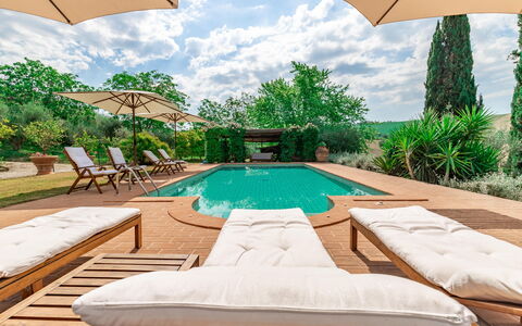 Villa La Picena: Plant, Sky, Water, Property, Furniture, Building, Swimming Pool, Green, Blue, Sunlounger