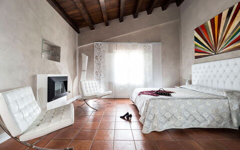 Villa Girgenti: Building, Furniture, Property, Window, Picture Frame, Comfort, Wood, Bed Frame, Textile, Interior Design
