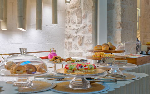 Vico Bianco Raro Rooms: Food, Tableware, Dishware, Table, Plate, Decoration, Serveware, Interior Design, Ingredient, Cuisine