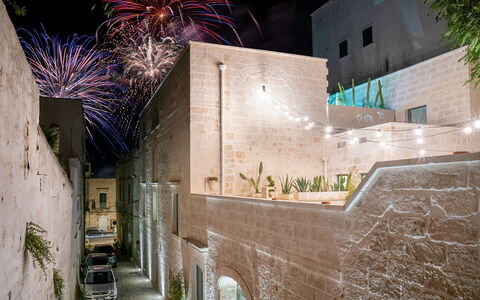 Vico Bianco Raro Rooms: Building, Light, Lighting, Plant, Facade, Urban Design, Window, Tree, City