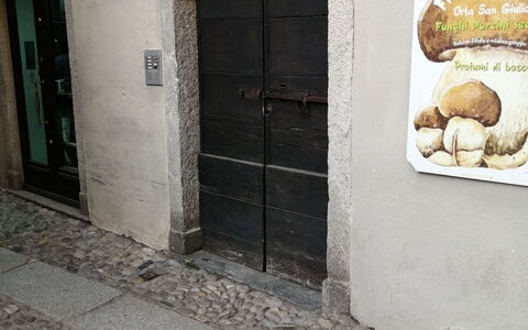 App. Il Sasso Di Olina: Door, Road Surface, Tints And Shades, Facade, Brick, Flooring, Window, Road, Landscape, Art