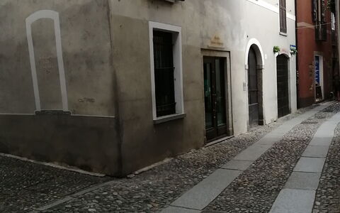 App. Il Sasso Di Olina: Window, Building, Road Surface, Asphalt, Black-And-White, Flooring, Door, Facade, Tints And Shades
