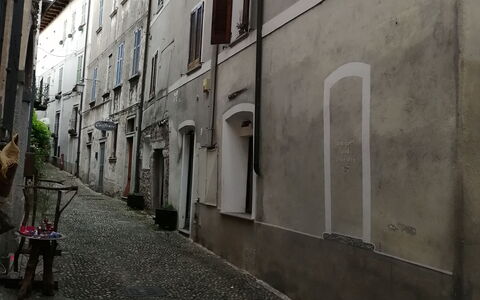 App. Il Sasso Di Olina: Window, Building, Infrastructure, Road Surface, Flowerpot, Sky, Asphalt, Flooring, Tints And Shades, Road