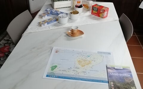 App. Il Sasso Di Olina: Table, Furniture, Tableware, Food, Dishware, Tablecloth, Textile, Paint, Interior Design, Plate