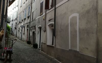 App. Il Sasso Di Olina: Window, Building, Infrastructure, Road Surface, Flowerpot, Sky, Asphalt, Flooring, Tints And Shades, Road