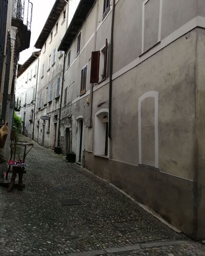 App. Il Sasso Di Olina: Window, Building, Infrastructure, Road Surface, Flowerpot, Sky, Asphalt, Flooring, Tints And Shades, Road