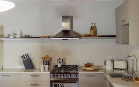 Appartamento Palei: Furniture, Property, Cabinetry, Building, Countertop, Tableware, Shelving, Kitchen, Interior Design, Wood