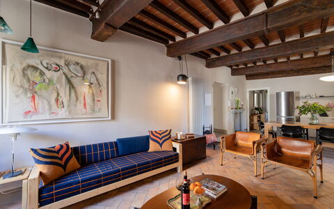 Appartamento Palei: Couch, Furniture, Property, Table, Building, Picture Frame, Houseplant, Lighting, Wood, Flooring
