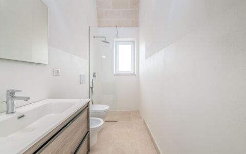 Bianco Trullo: Sink, Mirror, Plumbing Fixture, Tap, Building, Bathroom, Bathroom Sink, Wood, Bathtub