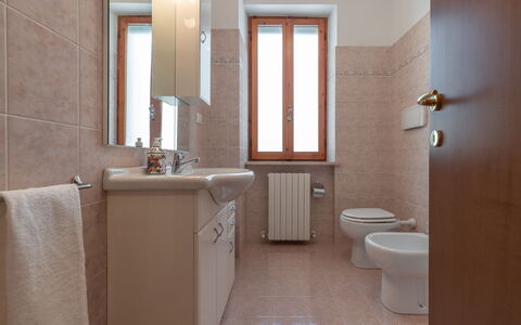 Sunrise Hill Holiday Home: Brown, Mirror, Plumbing Fixture, Sink, Tap, Bathroom Sink, Building, Bathroom, Wood