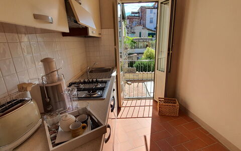 Loft Lucca: Property, Building, Kitchen Appliance, Interior Design, Kitchen, Countertop, Floor, Flooring, Plant, Kitchen Stove