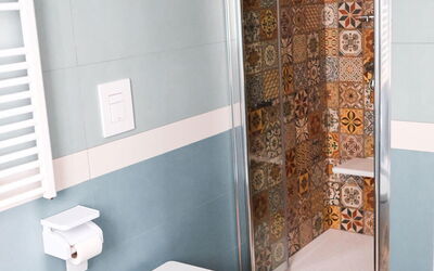 Dependance Thaulero: Plumbing Fixture, Property, Toilet Seat, Purple, Building, Bathroom, Toilet, Interior Design, Wood