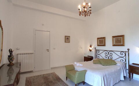 Tre Donne: Furniture, Property, Comfort, Wood, Lighting, Interior Design, Door, Architecture, Floor, Table