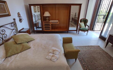 Tre Donne: Brown, Furniture, Property, Comfort, Wood, Building, Lamp, Lighting, Interior Design, Chair