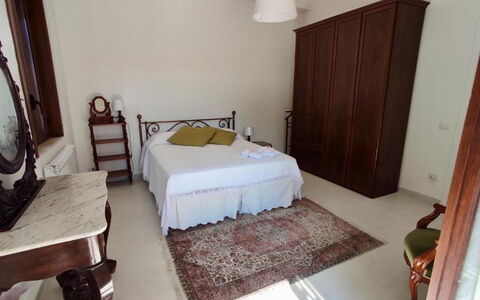 Tre Donne: Building, Comfort, Bed Frame, Wood, Interior Design, Architecture, Flooring, Floor, Bed, Hardwood