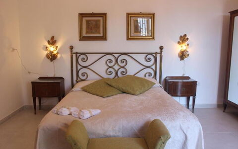 Tre Donne: Furniture, Picture Frame, Property, Comfort, Wood, Building, Interior Design, Bed, Orange