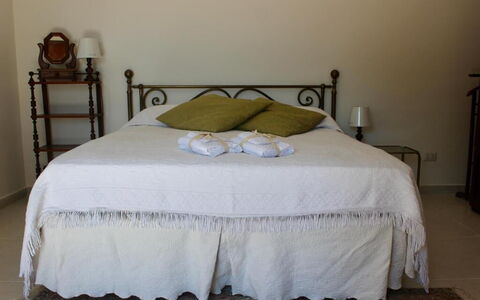 Tre Donne: Furniture, Textile, Floor, Wood, Rectangle, Bed, Linens, Bed Skirt, Hardwood