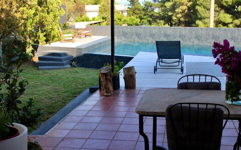 Tre Donne: Plant, Furniture, Table, Property, Chair, Outdoor Furniture, Outdoor Table, Tree, Interior Design, Wood