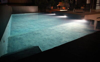 Tre Donne: Water, Swimming Pool, Rectangle, Wood, Road Surface, Flooring, Composite Material, Tints And Shades, Grass, Building