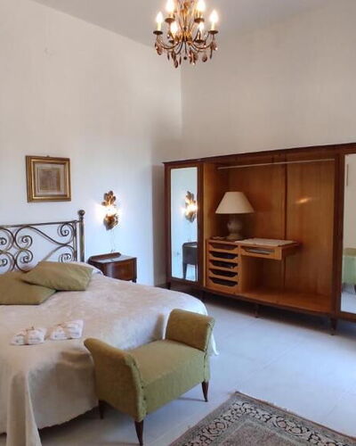 Tre Donne: Furniture, Property, Building, Comfort, Wood, Lighting, Interior Design, Picture Frame, House, Architecture