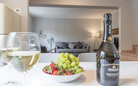 Casa Del Porto: Food, Tableware, Bottle, Dishware, Countertop, Ingredient, Alcoholic Beverage, Barware, Wine