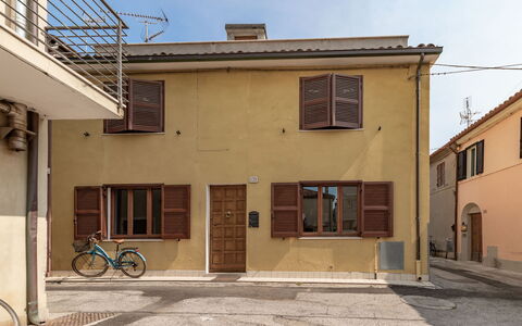 Casa Del Porto: Sky, Bicycle, Wheel, Property, Window, Building, Door, Wood, Bicycle Wheel