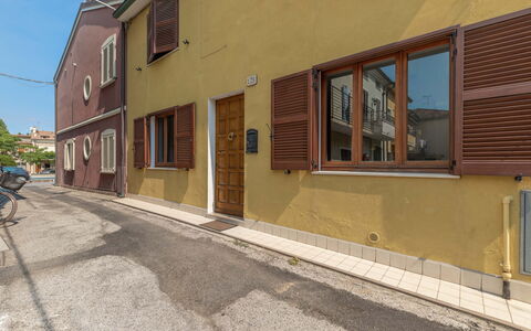 Casa Del Porto: Window, Wood, Road Surface, Building, Asphalt, Brick, Urban Design, Sky, Facade, Sidewalk