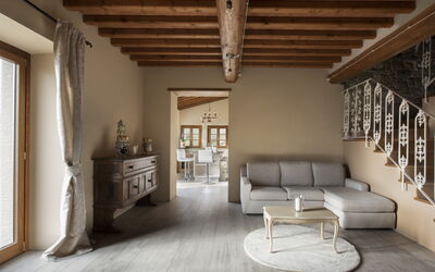 Fienile: Window, Wood, Picture Frame, Building, Interior Design, Floor, Living Room, Flooring, Window Blind, Chair