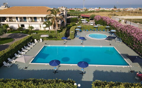 Baraka Apartments: Resort, Swimming Pool, Hotel, Villa, Hacienda, Parking Lot