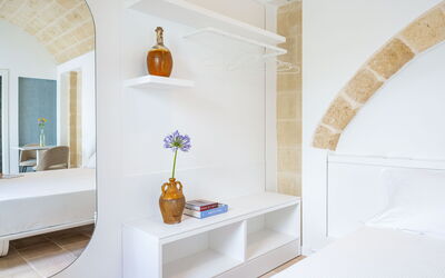 Carrubo - Mastropà: Wood, Interior Design, Lighting, Shelving, Plant, Flooring, Floor, Living Room, Wall, Houseplant