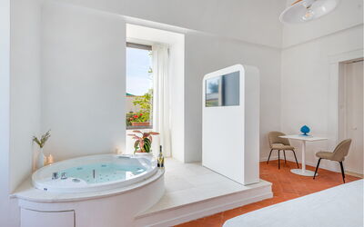 Edera - Mastropà: Bathtub, Furniture, Azure, Wood, Interior Design, Floor, Plumbing Fixture, Flooring, Shade, Bathroom