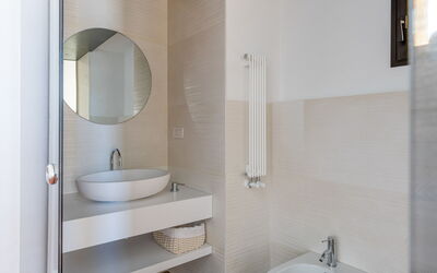 Ginestra - Mastropà: Mirror, Tap, Sink, Bathroom Sink, Plumbing Fixture, Bathroom, Interior Design, Wood, Floor