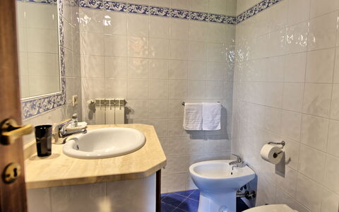 Casale Chieteno: Tap, Plumbing Fixture, Mirror, Sink, Bathroom Sink, Property, Bathroom, Purple, Bathroom Cabinet, Interior Design