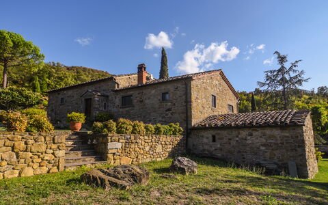 Casale Montanare: Cloud, Plant, Sky, Building, Natural Landscape, Window, Tree, Highland, Vegetation, Land Lot