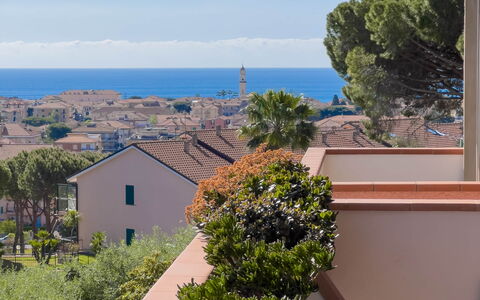 Appartamento La Castellana: Plant, Sky, Daytime, Property, Building, Azure, Flower, Lighting, Shade, Wood