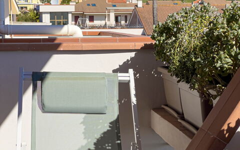 Appartamento La Castellana: Sky, Property, Building, Window, Shade, Wood, Neighbourhood, Urban Design, Residential Area, Roof