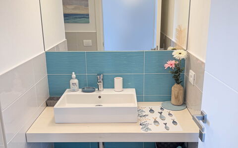 Appartamento La Castellana: Mirror, Tap, Sink, Plumbing Fixture, Bathroom Sink, Building, Bathroom, Interior Design, Wood, Flooring