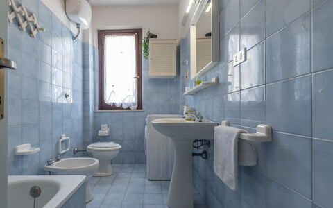 Conero Garden Apartment: Mirror, Tap, Sink, Plumbing Fixture, Property, Bathroom Sink, Bathroom, Purple, Interior Design, Wall