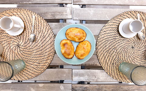 Corte Tiso: Food, Tableware, Wood, Dishware, Ingredient, Wall, Table, Kitchen Appliance, Cuisine