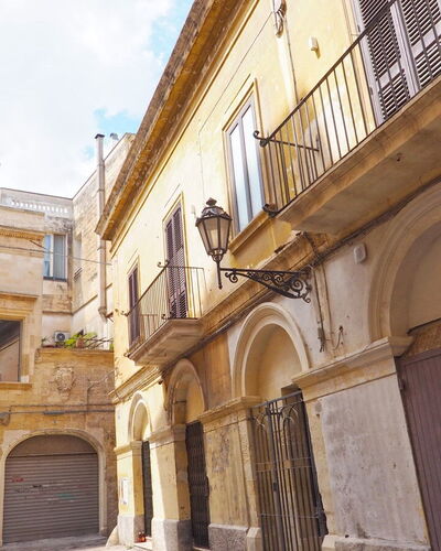 Corte Tiso: Property, Window, Sky, Door, Vehicle, Neighbourhood, Car, Cloud, Facade, City