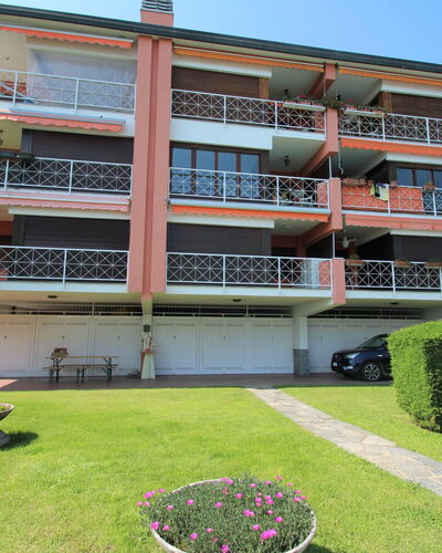 Casa sul Lago di Lea: Building, Wheel, Plant, Car, Vehicle, Window, Condominium, Urban Design, Residential Area