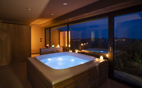 Relais Casa Clara - Roero - Langhe, Piemonte: Bathtub, Water, Building, Azure, Swimming Pool, Interior Design, Jacuzzi, Window, Jacuzzi, Shade